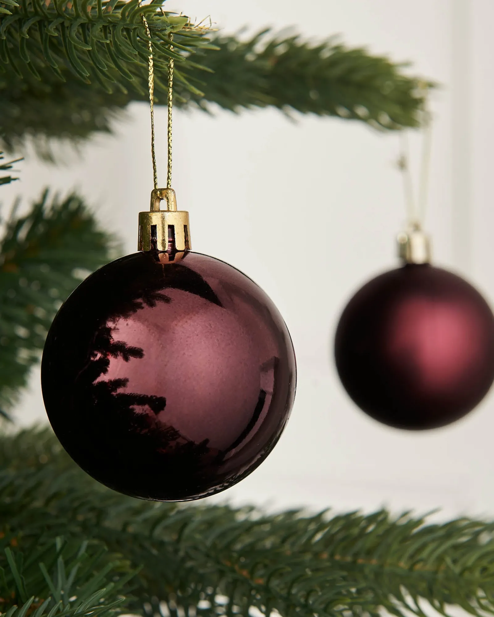 WeRChristmas Shatterproof Baubles^Burgundy Shatterproof Bauble, 50 Pack