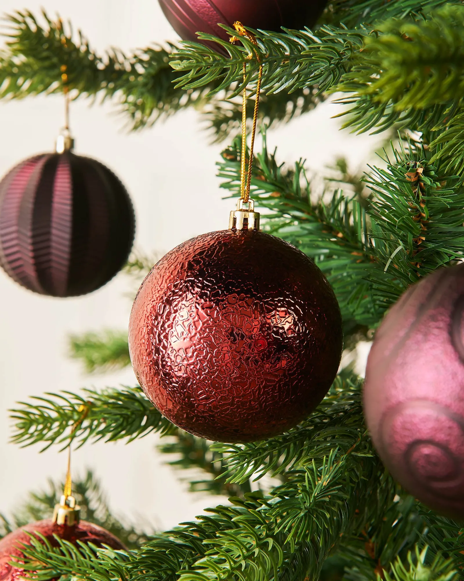 WeRChristmas Shatterproof Baubles^Burgundy Shatterproof Baubles, 16 Pack, 8 Cm