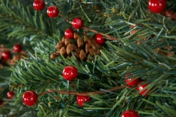 WeRChristmas Decorated Garlands^Extra Thick Mixed Pine Garland, Pinecones & Berries, 9 Ft