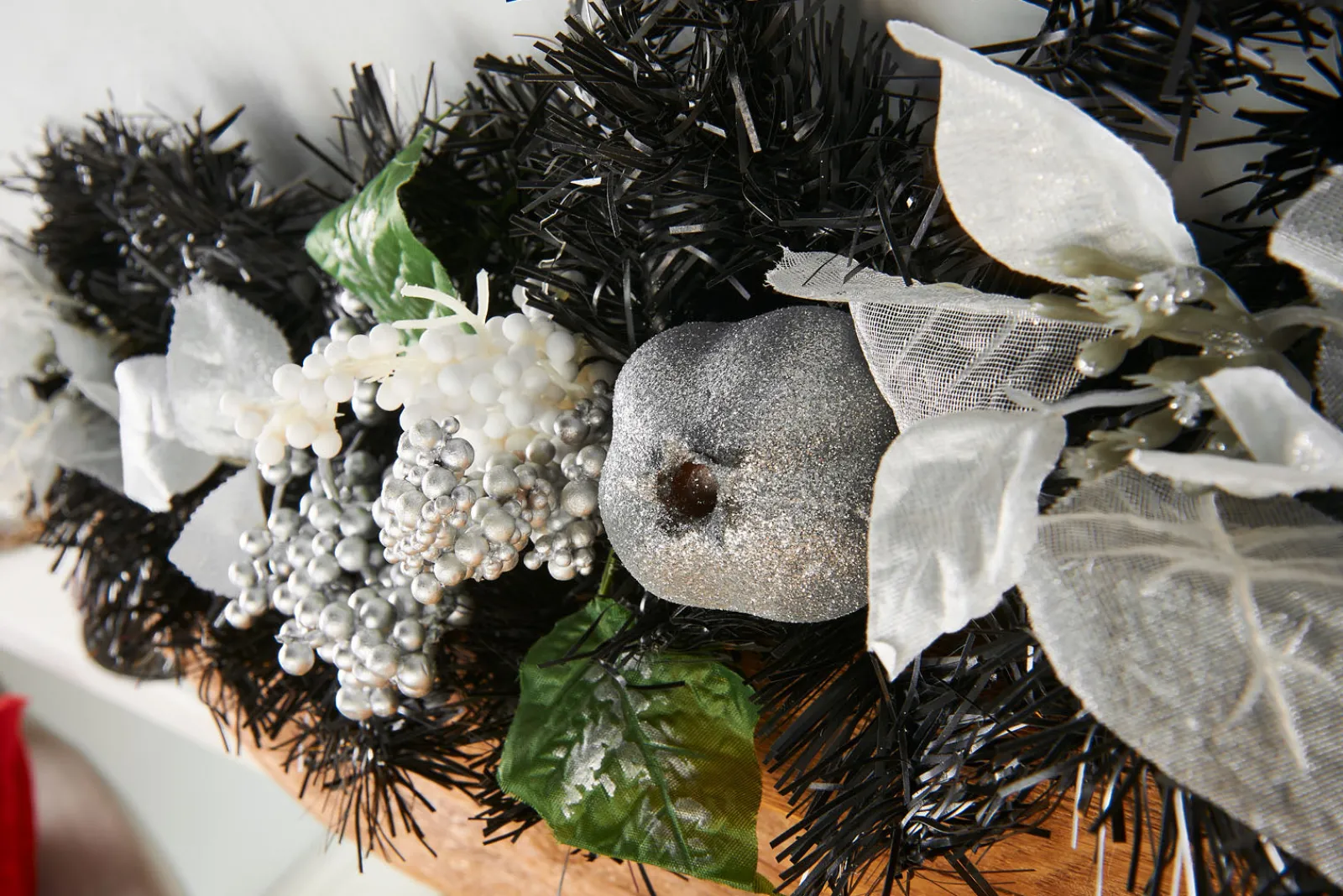 WeRChristmas Decorated Garlands^Pre-Decorated Garland, Black/Silver, 6 Ft