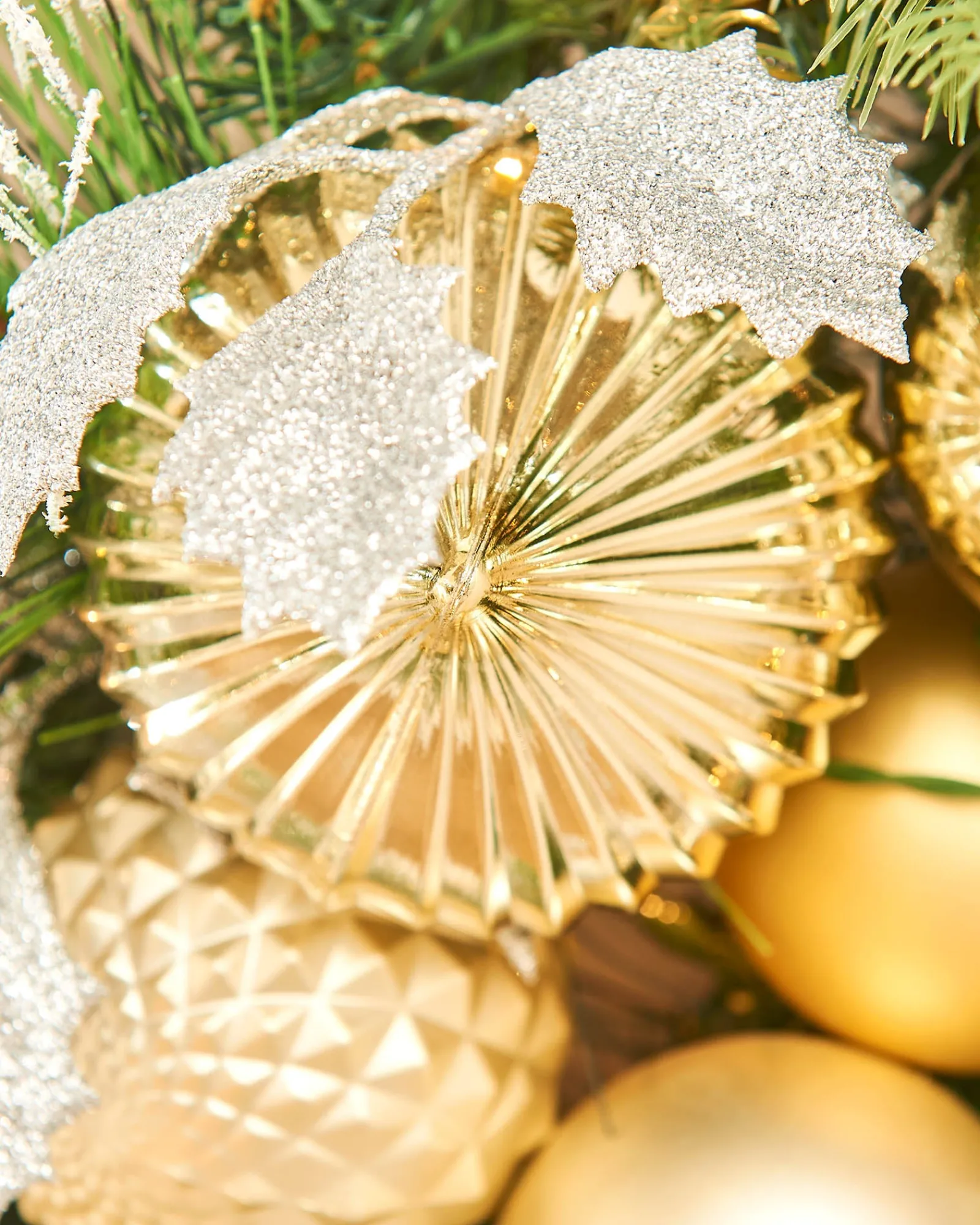 WeRChristmas Pre Lit Wreaths^Pre-Lit Decorated Wreath, Silver/Champagne/Gold, 76 Cm