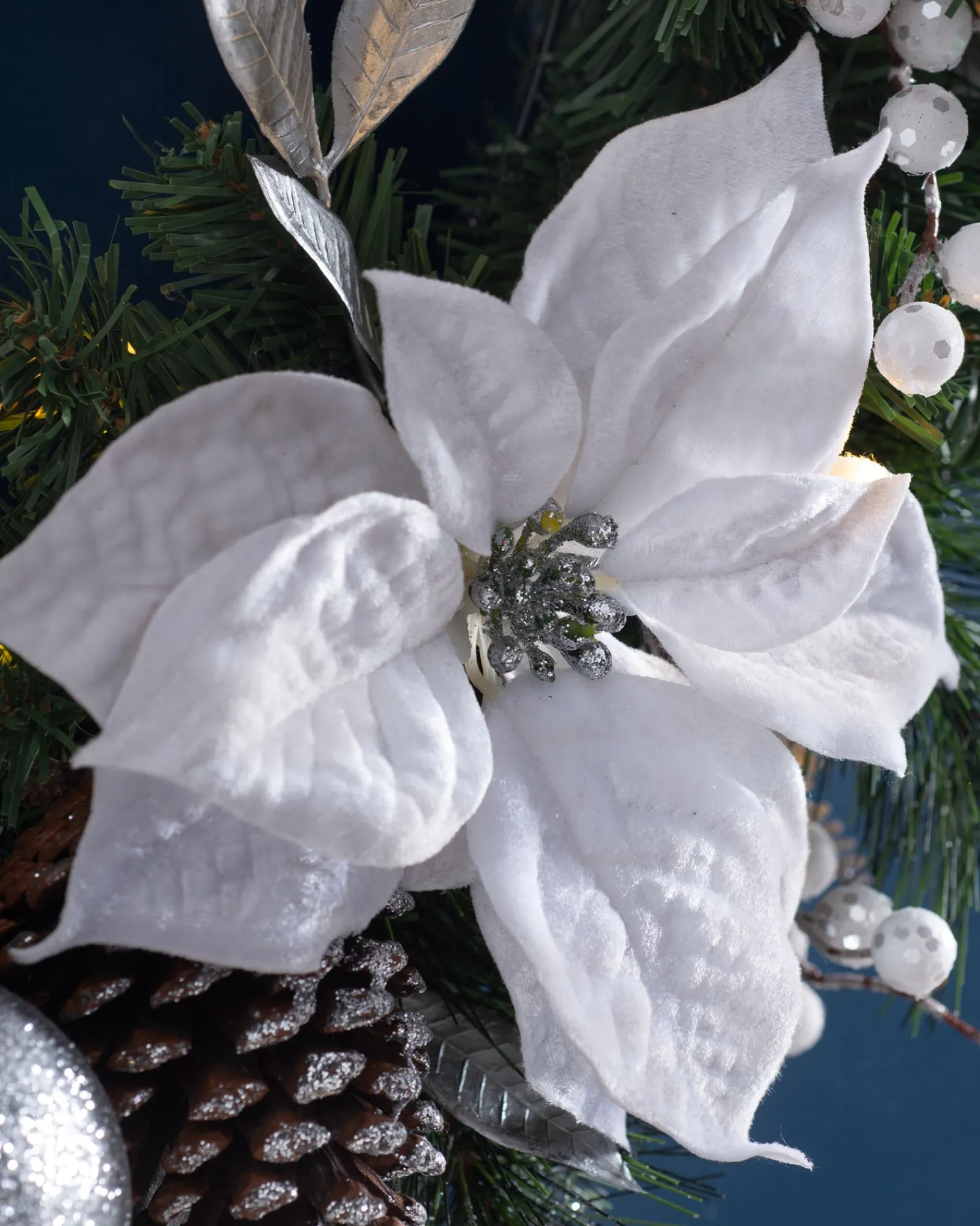 WeRChristmas Decorated Wreaths|Pre Lit Wreaths^Pre-Lit Extra Thick Wreath, Silver/White, 76 Cm