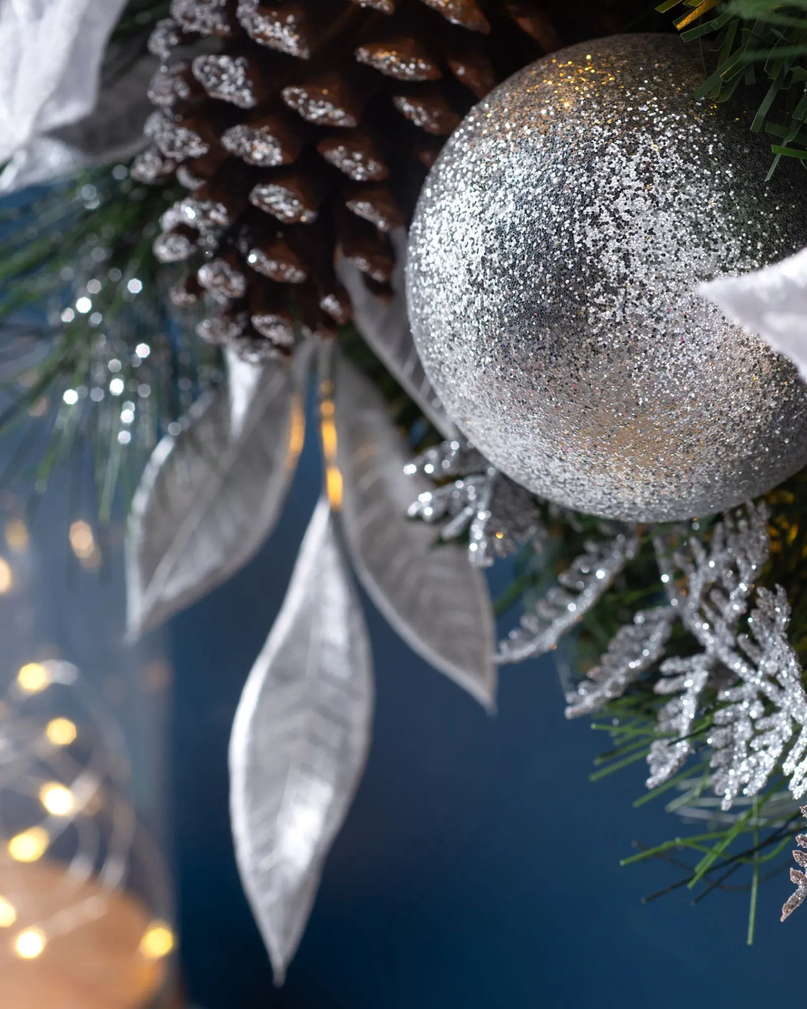 WeRChristmas Decorated Wreaths|Pre Lit Wreaths^Pre-Lit Extra Thick Wreath, Silver/White, 76 Cm