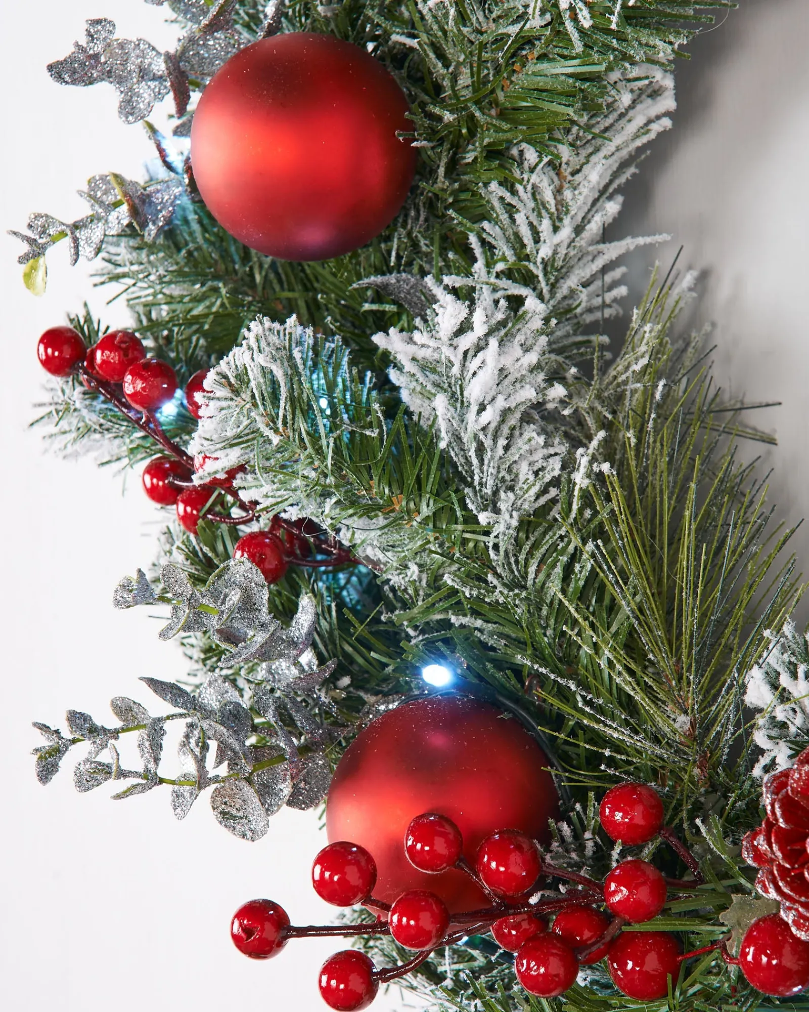 WeRChristmas Decorated Wreaths|Pre Lit Wreaths^Pre-Lit Frosted Decorated Wreath, 60 Cm
