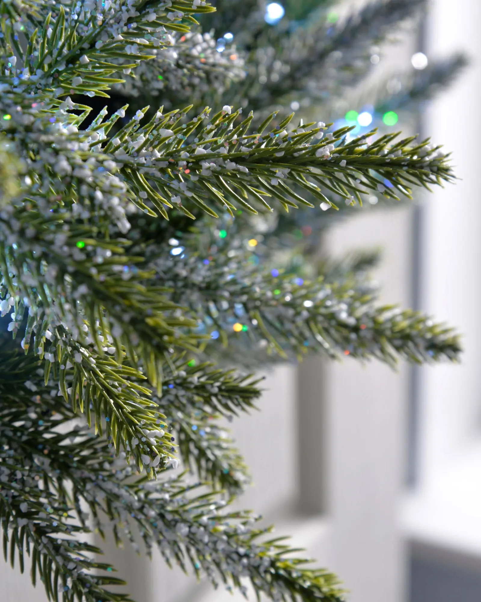 WeRChristmas Plain Wreaths|Pre Lit Wreaths^Pre-Lit Frosted Fir Wreath, 50 Cm