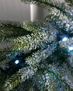 WeRChristmas Plain Wreaths|Pre Lit Wreaths^Pre-Lit Frosted Fir Wreath, 50 Cm