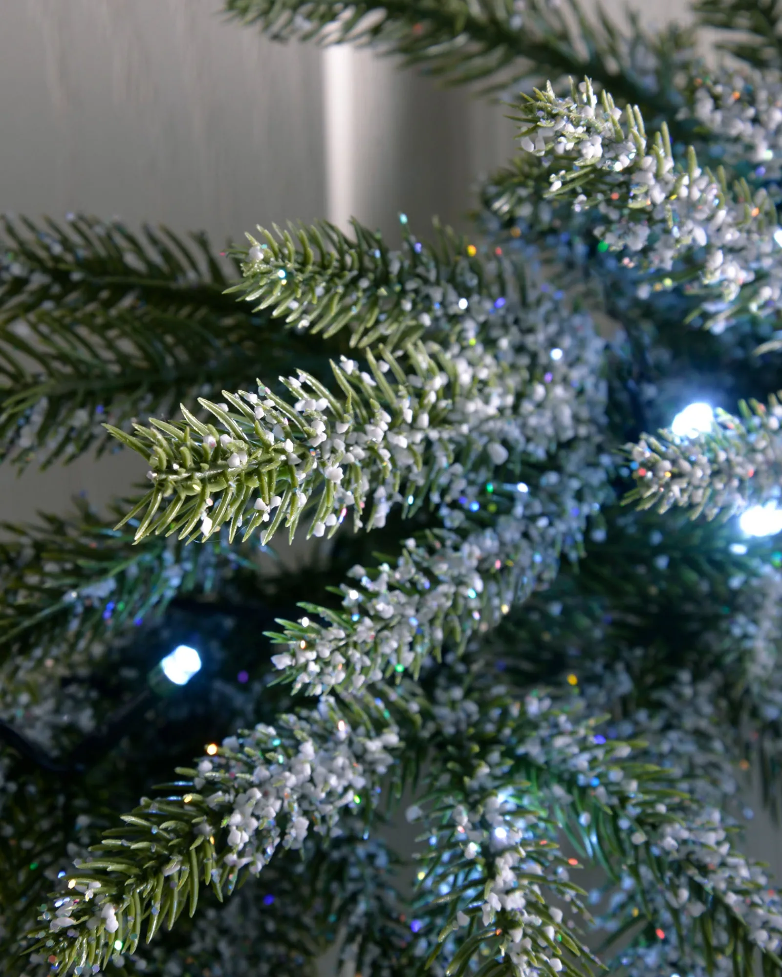 WeRChristmas Plain Wreaths|Pre Lit Wreaths^Pre-Lit Frosted Fir Wreath, 50 Cm