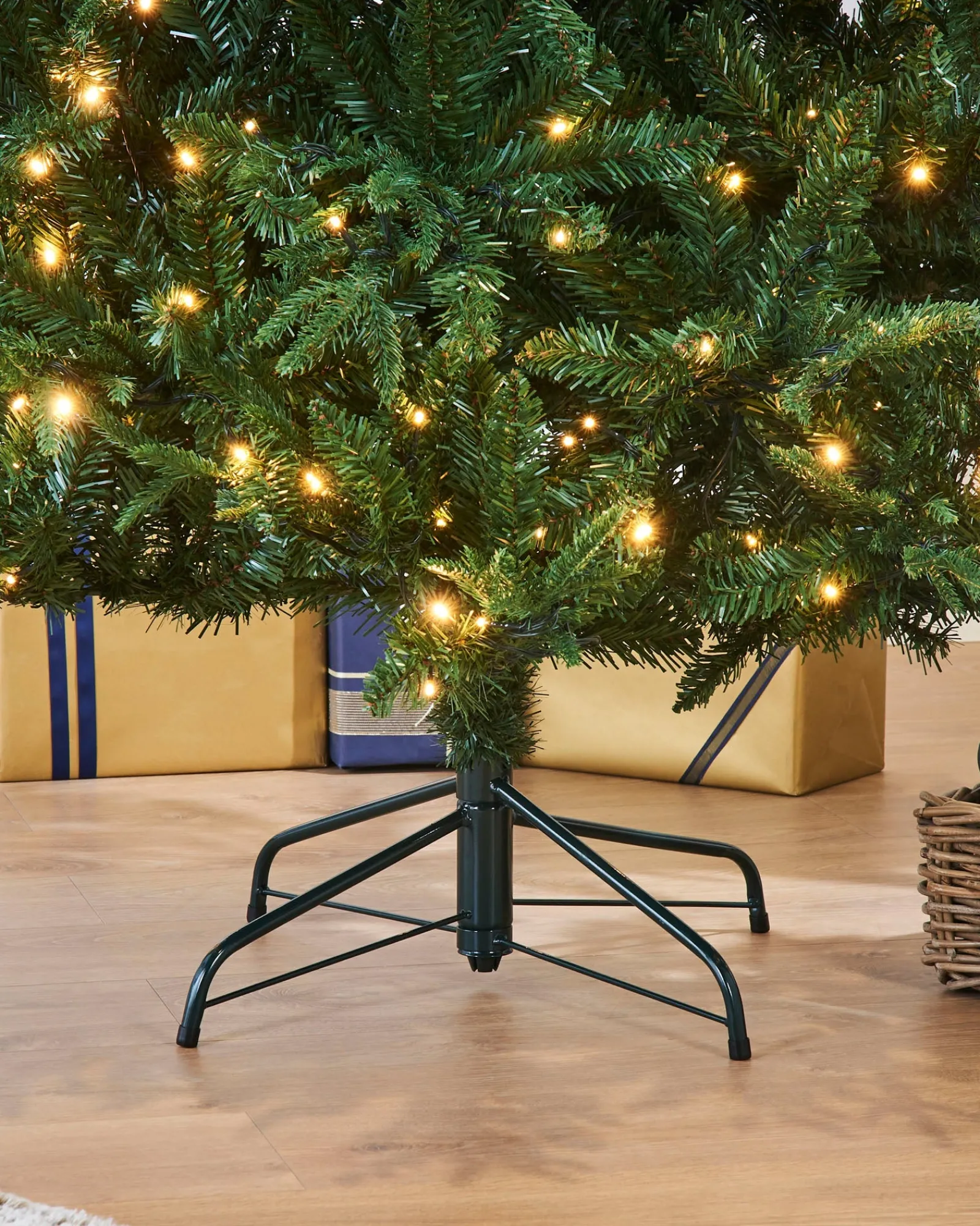 WeRChristmas Premium Christmas Trees|Pre Lit Christmas Trees^Pre-lit Grand Alaskan Fir Christmas Tree, 6 Ft