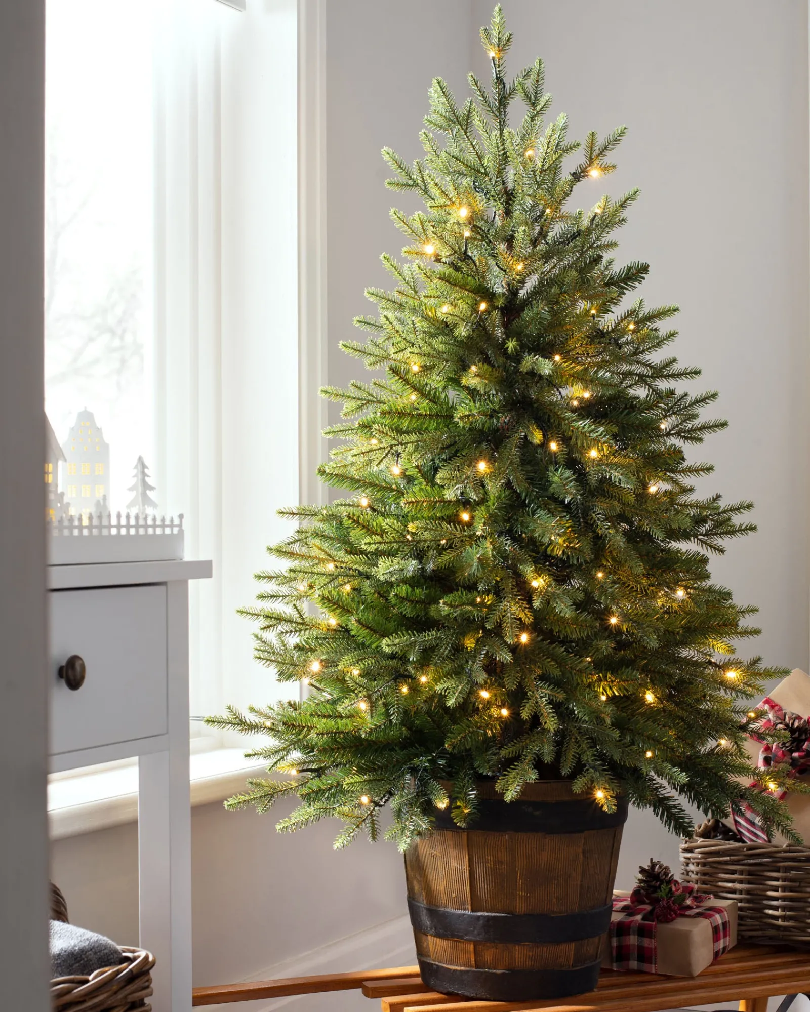 WeRChristmas Budget Christmas Trees|Potted Christmas Trees^Pre-Lit Potted Pine Christmas Tree, 4 Ft
