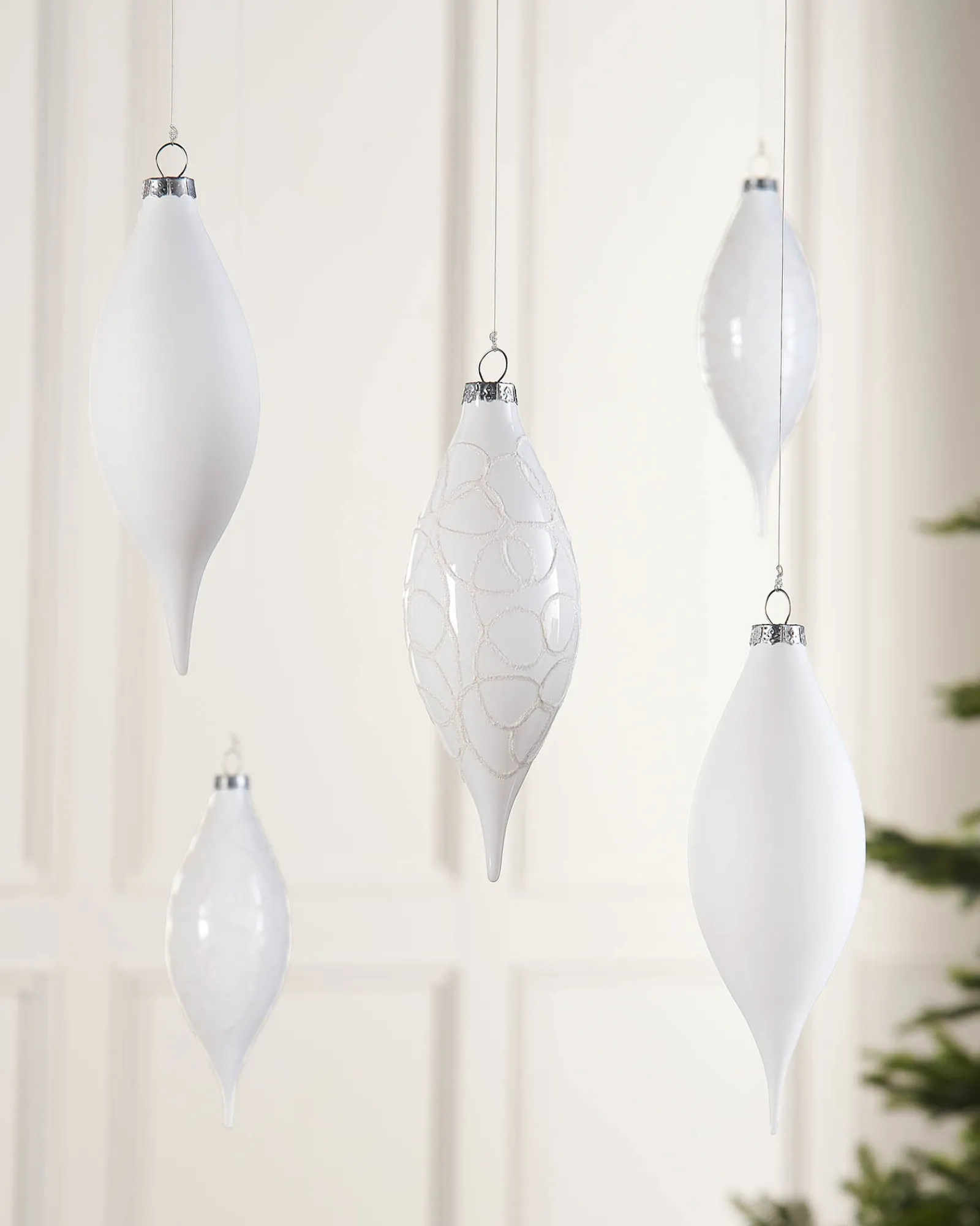 WeRChristmas Glass Baubles^White Glass Baubles, 5 Pack, 15 Cm