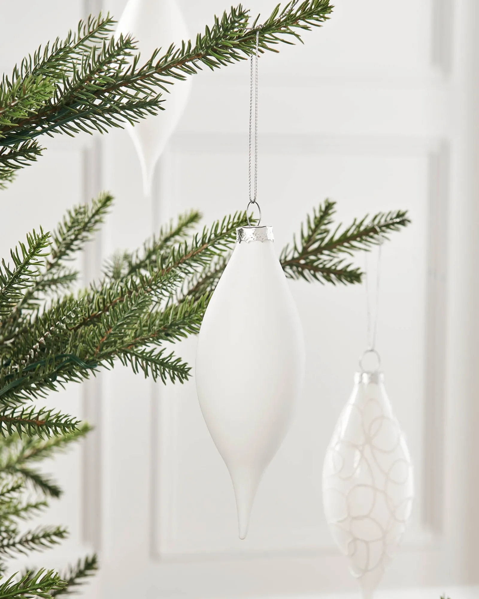WeRChristmas Glass Baubles^White Glass Baubles, 5 Pack, 15 Cm
