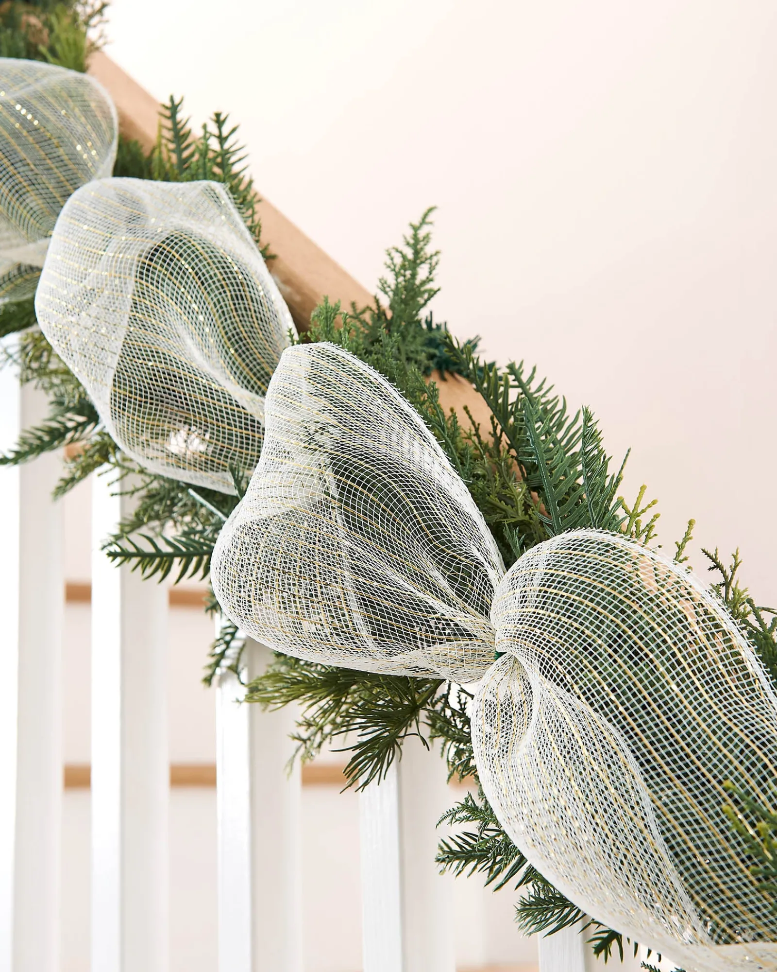 WeRChristmas Deco Mesh^White Mesh With Pale Gold Foil, 9 M